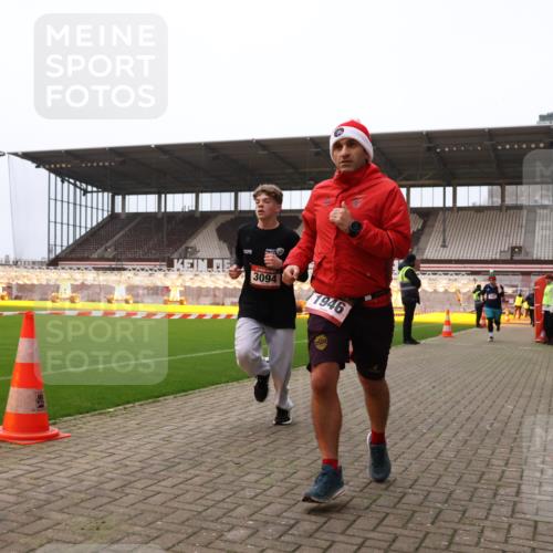 08.12.2024 - St. Pauli X-Mass-Run No. 14 Yannick Fuchs http://msf.ph/oto/7474468 08.12.2024 09:55:59 Ziel 415, 438, 1852, 1946, 2911, 3094 meine-sportfotos.de