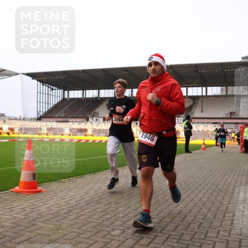 08.12.2024 - St. Pauli X-Mass-Run No. 14 Yannick Fuchs http://msf.ph/oto/7474471 08.12.2024 09:55:59 Ziel 415, 438, 1852, 1946, 2911, 3094 meine-sportfotos.de