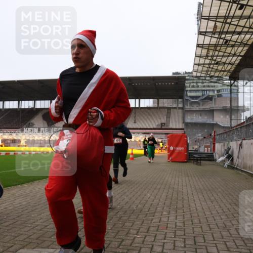 08.12.2024 - St. Pauli X-Mass-Run No. 14 Yannick Fuchs http://msf.ph/oto/7474476 08.12.2024 10:08:46 Ziel 23, 54, 136, 292, 301, 436, 449, 451, 731, 1167, 1183, 1310, 1952, 1961, 2753 meine-sportfotos.de