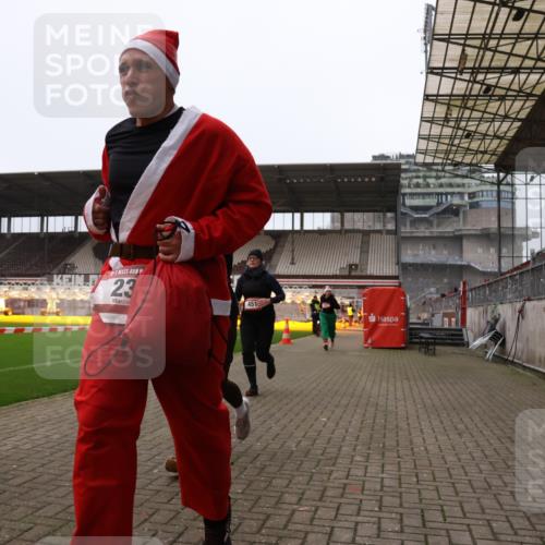 08.12.2024 - St. Pauli X-Mass-Run No. 14 Yannick Fuchs http://msf.ph/oto/7474479 08.12.2024 10:08:46 Ziel 23, 54, 136, 292, 301, 436, 449, 451, 731, 1167, 1183, 1310, 1952, 1961, 2753 meine-sportfotos.de