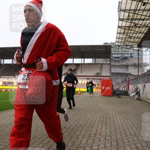 08.12.2024 - St. Pauli X-Mass-Run No. 14 Yannick Fuchs http://msf.ph/oto/7474482 08.12.2024 10:08:46 Ziel 23, 54, 136, 292, 301, 436, 449, 451, 731, 1167, 1183, 1310, 1952, 1961, 2753 meine-sportfotos.de