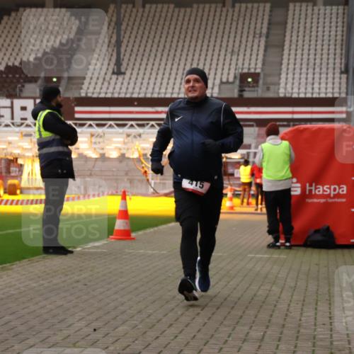 08.12.2024 - St. Pauli X-Mass-Run No. 14 Yannick Fuchs http://msf.ph/oto/7474577 08.12.2024 09:56:07 Ziel 415, 438, 1852, 3256, 3261 meine-sportfotos.de