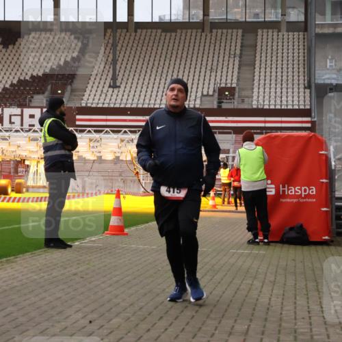 08.12.2024 - St. Pauli X-Mass-Run No. 14 Yannick Fuchs http://msf.ph/oto/7474588 08.12.2024 09:56:07 Ziel 415, 438, 1852, 3256, 3261 meine-sportfotos.de
