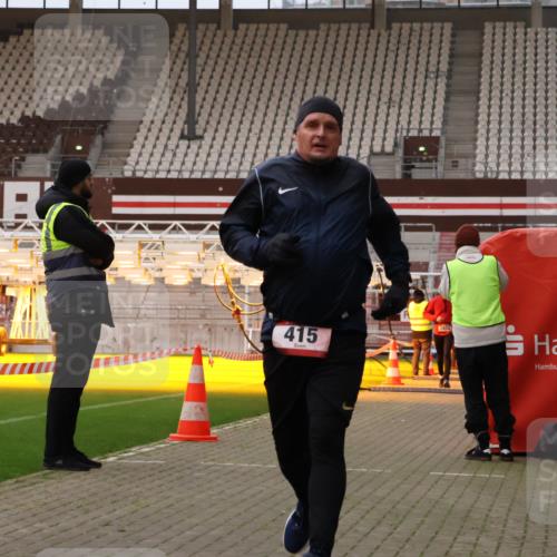 08.12.2024 - St. Pauli X-Mass-Run No. 14 Yannick Fuchs http://msf.ph/oto/7474594 08.12.2024 09:56:07 Ziel 415, 438, 1852, 3256, 3261 meine-sportfotos.de
