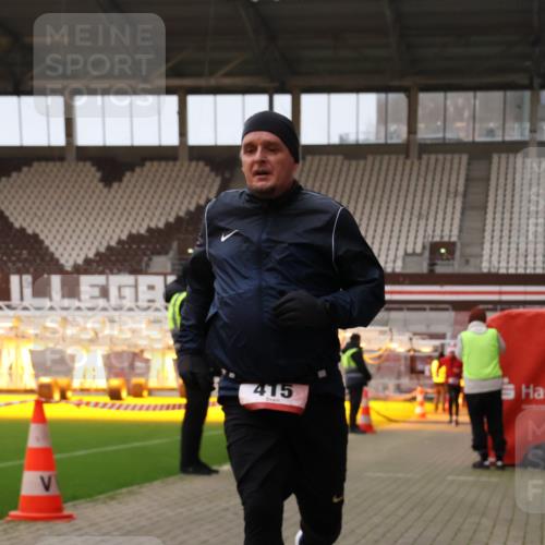 08.12.2024 - St. Pauli X-Mass-Run No. 14 Yannick Fuchs http://msf.ph/oto/7474606 08.12.2024 09:56:08 Ziel 415, 438, 1852, 3256, 3261 meine-sportfotos.de