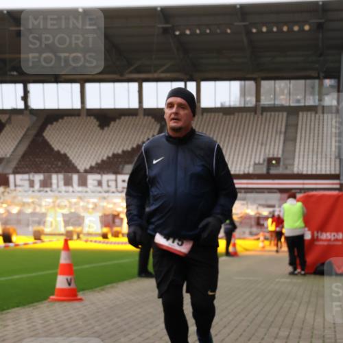 08.12.2024 - St. Pauli X-Mass-Run No. 14 Yannick Fuchs http://msf.ph/oto/7474609 08.12.2024 09:56:08 Ziel 415, 438, 1852, 3256, 3261 meine-sportfotos.de