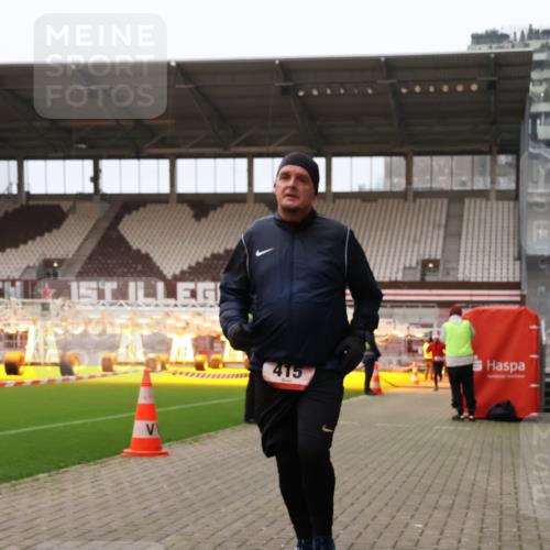 08.12.2024 - St. Pauli X-Mass-Run No. 14 Yannick Fuchs http://msf.ph/oto/7474614 08.12.2024 09:56:08 Ziel 415, 438, 1852, 3256, 3261 meine-sportfotos.de