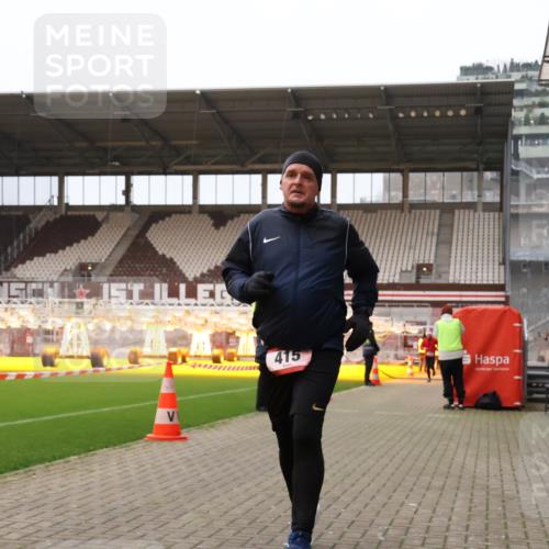 08.12.2024 - St. Pauli X-Mass-Run No. 14 Yannick Fuchs http://msf.ph/oto/7474618 08.12.2024 09:56:08 Ziel 415, 438, 1852, 3256, 3261 meine-sportfotos.de