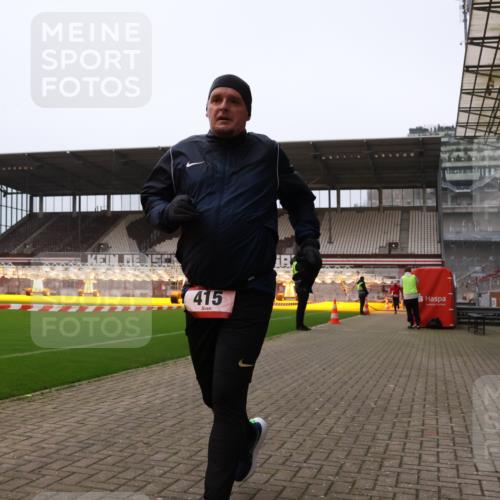 08.12.2024 - St. Pauli X-Mass-Run No. 14 Yannick Fuchs http://msf.ph/oto/7474620 08.12.2024 09:56:09 Ziel 415, 438, 1852, 3256, 3261 meine-sportfotos.de