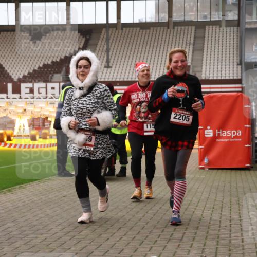 08.12.2024 - St. Pauli X-Mass-Run No. 14 Yannick Fuchs http://msf.ph/oto/7474635 08.12.2024 10:09:02 Ziel 325, 930, 1156, 1159, 2205, 2749, 2752 meine-sportfotos.de