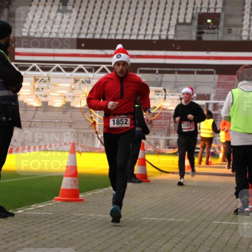 08.12.2024 - St. Pauli X-Mass-Run No. 14 Yannick Fuchs http://msf.ph/oto/7474640 08.12.2024 09:56:14 Ziel 415, 799, 1852, 3256, 3261 meine-sportfotos.de