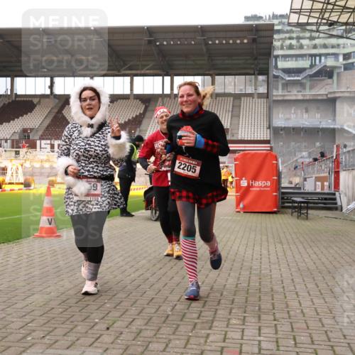 08.12.2024 - St. Pauli X-Mass-Run No. 14 Yannick Fuchs http://msf.ph/oto/7474645 08.12.2024 10:09:03 Ziel 325, 930, 1156, 1159, 2205, 2749, 2752 meine-sportfotos.de