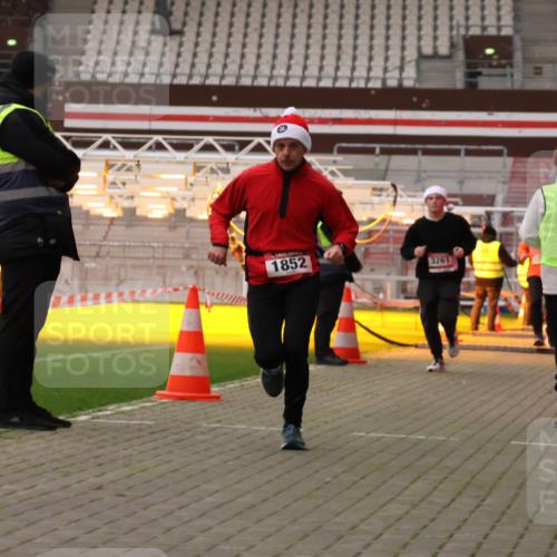 08.12.2024 - St. Pauli X-Mass-Run No. 14 Yannick Fuchs http://msf.ph/oto/7474649 08.12.2024 09:56:14 Ziel 415, 799, 1852, 3256, 3261 meine-sportfotos.de