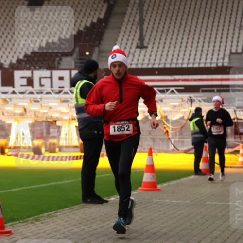 08.12.2024 - St. Pauli X-Mass-Run No. 14 Yannick Fuchs http://msf.ph/oto/7474658 08.12.2024 09:56:15 Ziel 415, 799, 1852, 3256, 3261 meine-sportfotos.de