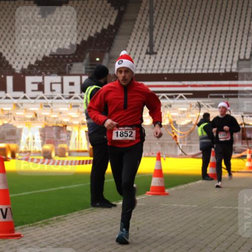 08.12.2024 - St. Pauli X-Mass-Run No. 14 Yannick Fuchs http://msf.ph/oto/7474661 08.12.2024 09:56:15 Ziel 415, 799, 1852, 3256, 3261 meine-sportfotos.de