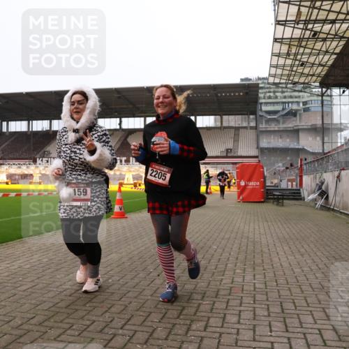08.12.2024 - St. Pauli X-Mass-Run No. 14 Yannick Fuchs http://msf.ph/oto/7474665 08.12.2024 10:09:04 Ziel 325, 343, 930, 1156, 1159, 2205, 2749, 2752 meine-sportfotos.de
