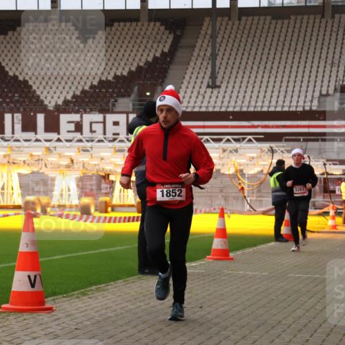 08.12.2024 - St. Pauli X-Mass-Run No. 14 Yannick Fuchs http://msf.ph/oto/7474667 08.12.2024 09:56:15 Ziel 415, 799, 1852, 3256, 3261 meine-sportfotos.de