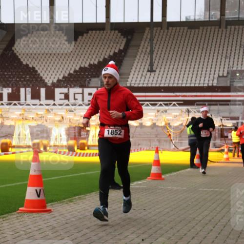 08.12.2024 - St. Pauli X-Mass-Run No. 14 Yannick Fuchs http://msf.ph/oto/7474675 08.12.2024 09:56:15 Ziel 415, 799, 1852, 3256, 3261 meine-sportfotos.de