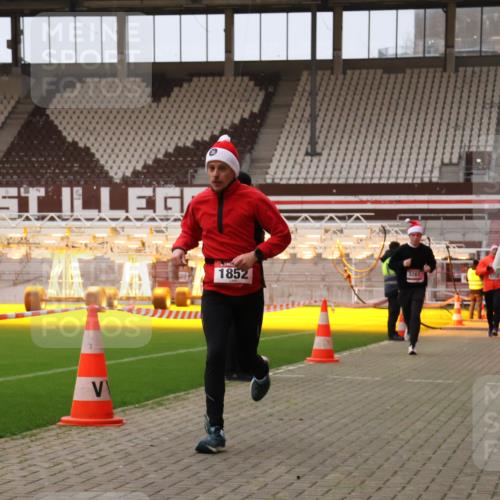 08.12.2024 - St. Pauli X-Mass-Run No. 14 Yannick Fuchs http://msf.ph/oto/7474678 08.12.2024 09:56:15 Ziel 415, 799, 1852, 3256, 3261 meine-sportfotos.de