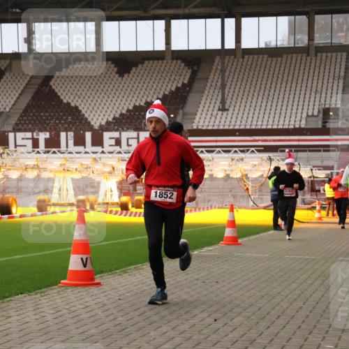 08.12.2024 - St. Pauli X-Mass-Run No. 14 Yannick Fuchs http://msf.ph/oto/7474681 08.12.2024 09:56:16 Ziel 415, 799, 1852, 3256, 3261 meine-sportfotos.de