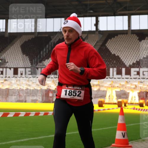 08.12.2024 - St. Pauli X-Mass-Run No. 14 Yannick Fuchs http://msf.ph/oto/7474684 08.12.2024 09:56:17 Ziel 799, 1852, 3256, 3261 meine-sportfotos.de