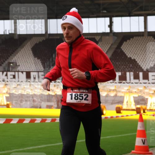 08.12.2024 - St. Pauli X-Mass-Run No. 14 Yannick Fuchs http://msf.ph/oto/7474687 08.12.2024 09:56:17 Ziel 799, 1852, 3256, 3261 meine-sportfotos.de