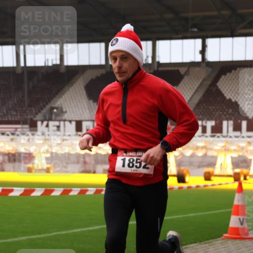 08.12.2024 - St. Pauli X-Mass-Run No. 14 Yannick Fuchs http://msf.ph/oto/7474689 08.12.2024 09:56:17 Ziel 799, 1852, 3256, 3261 meine-sportfotos.de