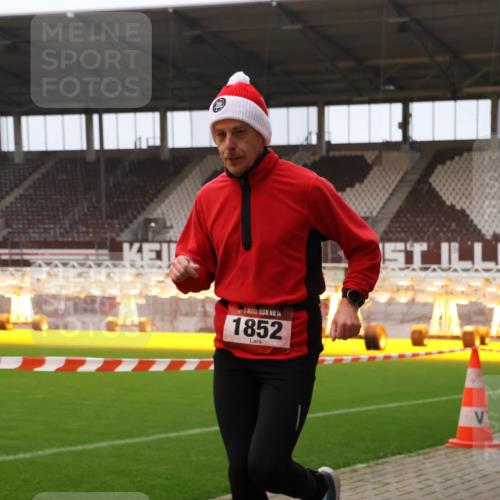 08.12.2024 - St. Pauli X-Mass-Run No. 14 Yannick Fuchs http://msf.ph/oto/7474692 08.12.2024 09:56:17 Ziel 799, 1852, 3256, 3261 meine-sportfotos.de