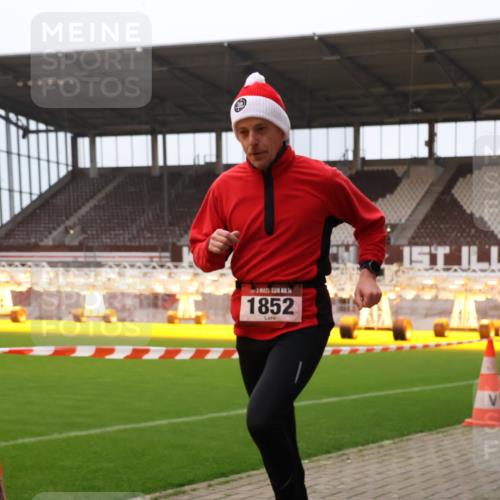 08.12.2024 - St. Pauli X-Mass-Run No. 14 Yannick Fuchs http://msf.ph/oto/7474696 08.12.2024 09:56:17 Ziel 799, 1852, 3256, 3261 meine-sportfotos.de