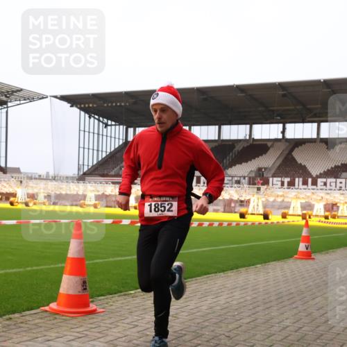 08.12.2024 - St. Pauli X-Mass-Run No. 14 Yannick Fuchs http://msf.ph/oto/7474706 08.12.2024 09:56:17 Ziel 799, 1852, 3256, 3261 meine-sportfotos.de