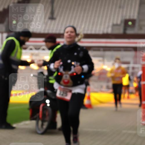 08.12.2024 - St. Pauli X-Mass-Run No. 14 Yannick Fuchs http://msf.ph/oto/7474708 08.12.2024 10:09:08 Ziel 325, 343, 930, 1156, 1159, 2205, 2749, 2752 meine-sportfotos.de
