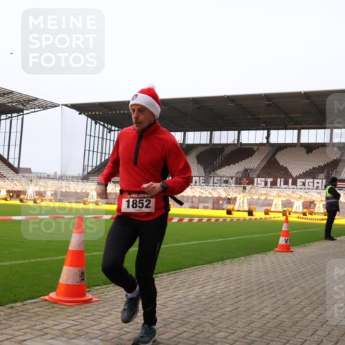 08.12.2024 - St. Pauli X-Mass-Run No. 14 Yannick Fuchs http://msf.ph/oto/7474709 08.12.2024 09:56:17 Ziel 799, 1852, 3256, 3261 meine-sportfotos.de