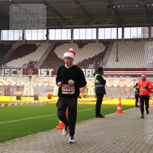 08.12.2024 - St. Pauli X-Mass-Run No. 14 Yannick Fuchs http://msf.ph/oto/7474747 08.12.2024 09:56:20 Ziel 799, 1852, 3256, 3261 meine-sportfotos.de
