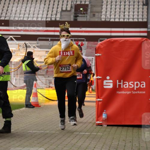 08.12.2024 - St. Pauli X-Mass-Run No. 14 Yannick Fuchs http://msf.ph/oto/7474764 08.12.2024 10:09:12 Ziel 325, 343, 930, 1156, 1159, 2205, 2749, 2752 meine-sportfotos.de