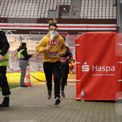 08.12.2024 - St. Pauli X-Mass-Run No. 14 Yannick Fuchs http://msf.ph/oto/7474766 08.12.2024 10:09:12 Ziel 325, 343, 930, 1156, 1159, 2205, 2749, 2752 meine-sportfotos.de
