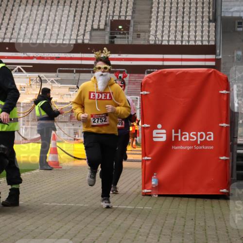 08.12.2024 - St. Pauli X-Mass-Run No. 14 Yannick Fuchs http://msf.ph/oto/7474778 08.12.2024 10:09:12 Ziel 325, 343, 930, 1156, 1159, 2205, 2749, 2752 meine-sportfotos.de