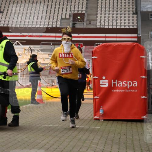08.12.2024 - St. Pauli X-Mass-Run No. 14 Yannick Fuchs http://msf.ph/oto/7474782 08.12.2024 10:09:12 Ziel 325, 343, 930, 1156, 1159, 2205, 2749, 2752 meine-sportfotos.de