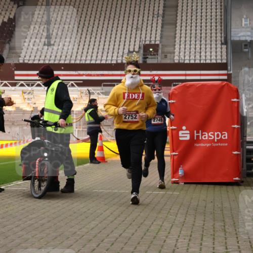 08.12.2024 - St. Pauli X-Mass-Run No. 14 Yannick Fuchs http://msf.ph/oto/7474790 08.12.2024 10:09:12 Ziel 325, 343, 930, 1156, 1159, 2205, 2749, 2752 meine-sportfotos.de