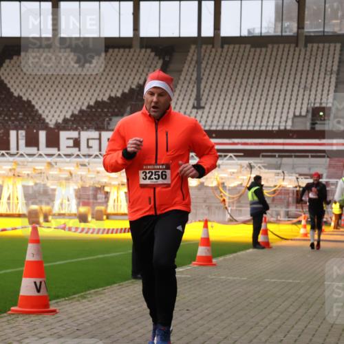 08.12.2024 - St. Pauli X-Mass-Run No. 14 Yannick Fuchs http://msf.ph/oto/7474792 08.12.2024 09:56:23 Ziel 799, 1852, 3256, 3261 meine-sportfotos.de