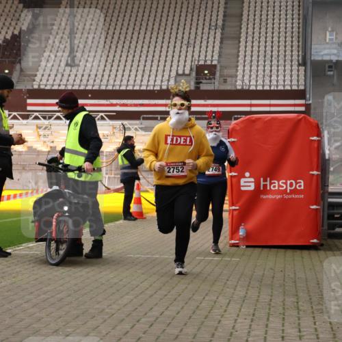08.12.2024 - St. Pauli X-Mass-Run No. 14 Yannick Fuchs http://msf.ph/oto/7474794 08.12.2024 10:09:12 Ziel 325, 343, 930, 1156, 1159, 2205, 2749, 2752 meine-sportfotos.de