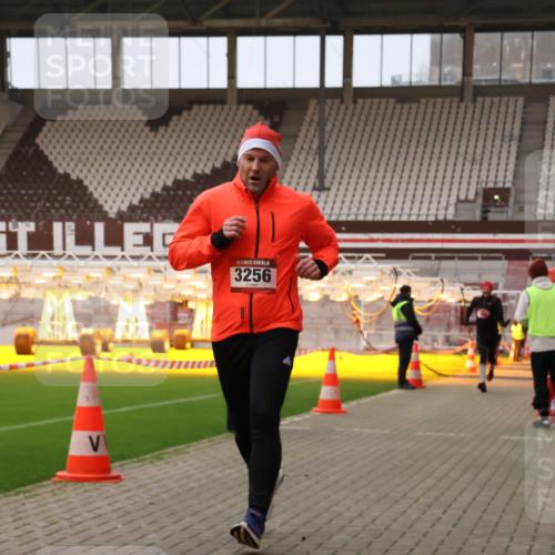 08.12.2024 - St. Pauli X-Mass-Run No. 14 Yannick Fuchs http://msf.ph/oto/7474795 08.12.2024 09:56:23 Ziel 799, 1852, 3256, 3261 meine-sportfotos.de