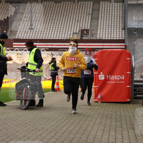 08.12.2024 - St. Pauli X-Mass-Run No. 14 Yannick Fuchs http://msf.ph/oto/7474797 08.12.2024 10:09:13 Ziel 325, 343, 1156, 1159, 2749, 2752 meine-sportfotos.de