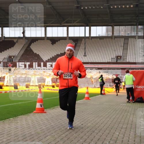 08.12.2024 - St. Pauli X-Mass-Run No. 14 Yannick Fuchs http://msf.ph/oto/7474801 08.12.2024 09:56:23 Ziel 799, 1852, 3256, 3261 meine-sportfotos.de