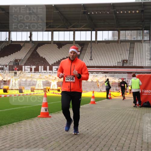08.12.2024 - St. Pauli X-Mass-Run No. 14 Yannick Fuchs http://msf.ph/oto/7474804 08.12.2024 09:56:23 Ziel 799, 1852, 3256, 3261 meine-sportfotos.de