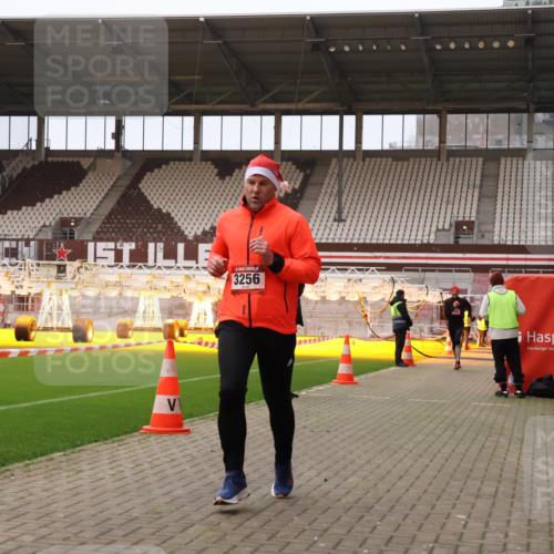 08.12.2024 - St. Pauli X-Mass-Run No. 14 Yannick Fuchs http://msf.ph/oto/7474806 08.12.2024 09:56:24 Ziel 288, 799, 1852, 3256, 3261 meine-sportfotos.de