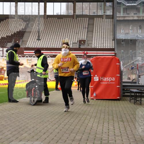 08.12.2024 - St. Pauli X-Mass-Run No. 14 Yannick Fuchs http://msf.ph/oto/7474811 08.12.2024 10:09:13 Ziel 325, 343, 1156, 1159, 2749, 2752 meine-sportfotos.de
