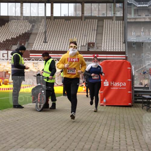 08.12.2024 - St. Pauli X-Mass-Run No. 14 Yannick Fuchs http://msf.ph/oto/7474817 08.12.2024 10:09:13 Ziel 325, 343, 1156, 1159, 2749, 2752 meine-sportfotos.de
