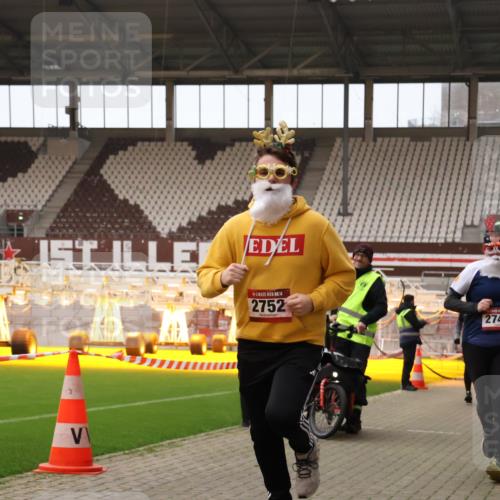 08.12.2024 - St. Pauli X-Mass-Run No. 14 Yannick Fuchs http://msf.ph/oto/7474840 08.12.2024 10:09:14 Ziel 12, 325, 343, 1156, 2749, 2752 meine-sportfotos.de