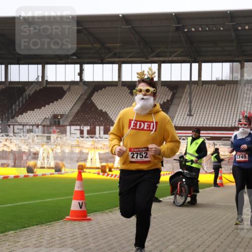 08.12.2024 - St. Pauli X-Mass-Run No. 14 Yannick Fuchs http://msf.ph/oto/7474854 08.12.2024 10:09:15 Ziel 12, 325, 343, 1156, 2749, 2752 meine-sportfotos.de