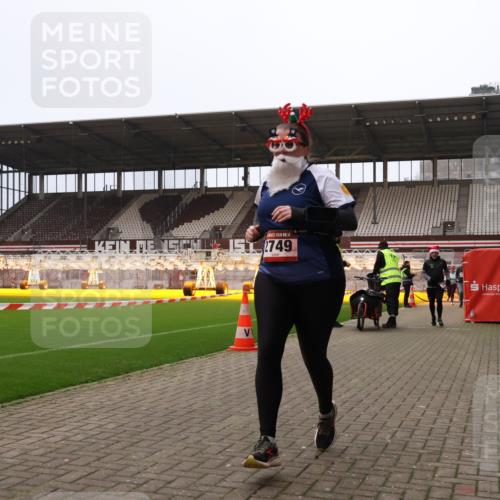 08.12.2024 - St. Pauli X-Mass-Run No. 14 Yannick Fuchs http://msf.ph/oto/7474907 08.12.2024 10:09:17 Ziel 12, 325, 343, 891, 2749, 2752 meine-sportfotos.de